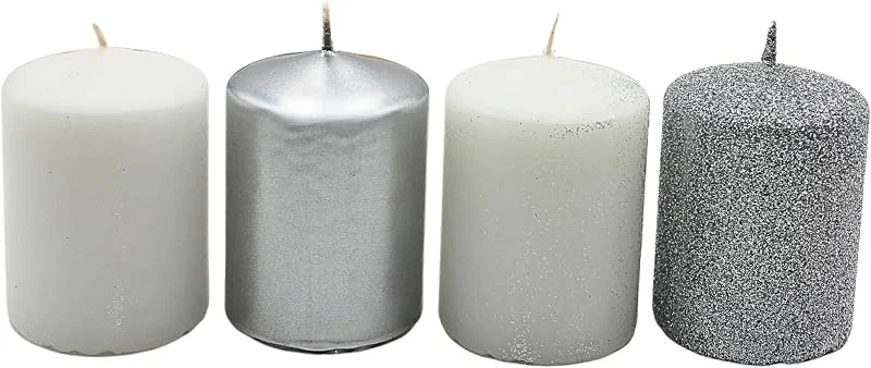 Besuche den Dekohelden24-Store Dekohelden24 Adventskerzen, Stumpenkerzen, Adventskranzkerzen, Tischkerzen, Blockkerze, Tafelkerze in Silber-Weiß, Lieferumfang 4 Stück, L, B, H 5 x 5 x7 cm. — Advent und Tisch