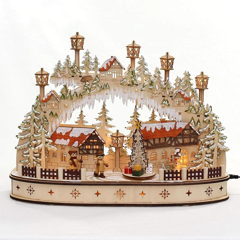 Besuche den Dekohelden24-Store Dekohelden24 ***LED Holz Schwibbogen mit bewegtem Weihnachtsbaum, Motiv: Schneemann und Wanderfiguren, L, B, H ca. 45 x 12 x 35 cm, für Batterie- oder Adapterbetrieb. — Weihnachtsdeko