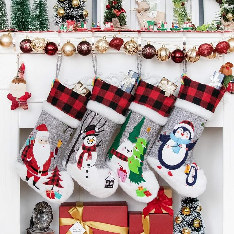 Marke: BHD BEAUTY 2020 graues Sackleinen, Büffelrotes Karomuster, Vliesstoff, schöne Stickerei, 4er-Set, Weihnachtsstrumpf für Familie, Dekorationen, Hängeornament für Weihnachten, Urlaub, Party, 48, 3 cm — Weihnachtsdeko