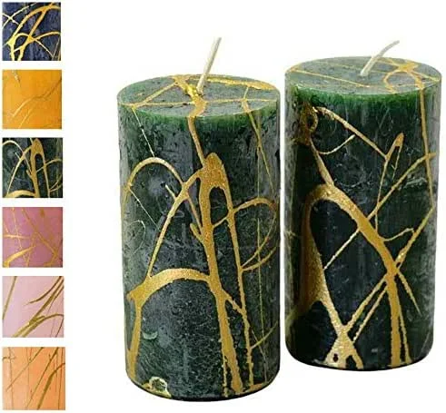Besuche den Klocke Kerzen-Store Adventskerzen m. goldenem Muster – 2 Stück - Rustikale Oberfläche - Kerzen, Stumpenkerzen - Weihnachten, Weihnachtskranz, Adventskranz (Jägergrün, Höhe: 11cm, ⌀ 6cm - 2 Stück) — Advent und Tisch