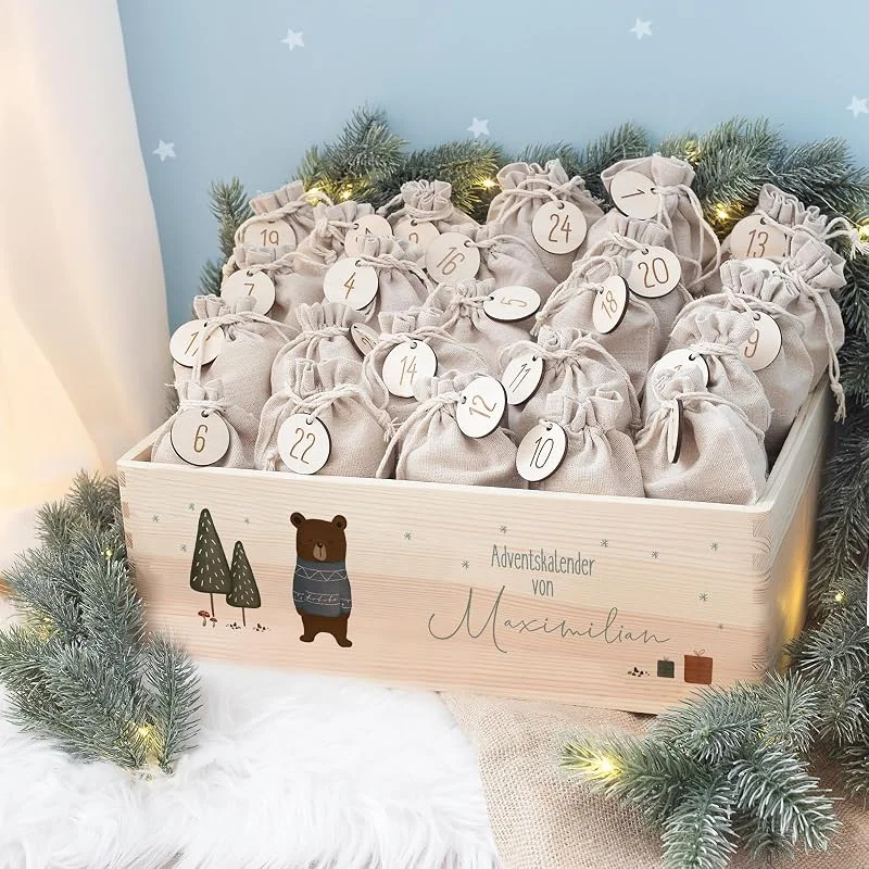 Besuche den hellomini-Store Personalisierte Adventskiste - Adventskalender 2026 Kinder aus Holz mit Namen - Aquarell Druck Kalender DIY - Weihnachtskalender für Kinder - hellomini (Bär Druck) — Advent und Tisch
