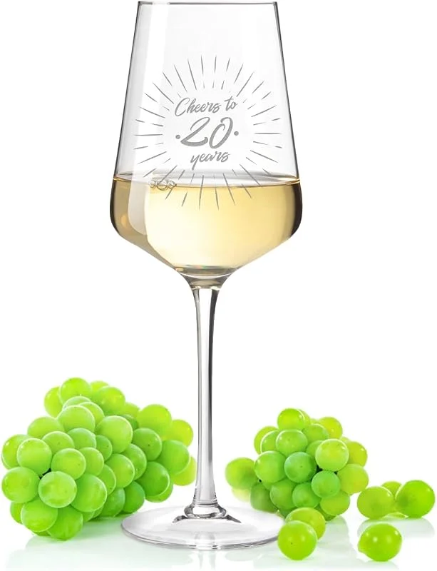 Besuche den GRAVURZEILE-Store GRAVURZEILE Weißweinglas mit Gravur - Cheers to the Years - Personalisiert mit eigenem Alter - Geschenke zum runden Geburstag Jubiläum Jahrestag - Geschenk für Sie & Ihn — Wein und Festtafel