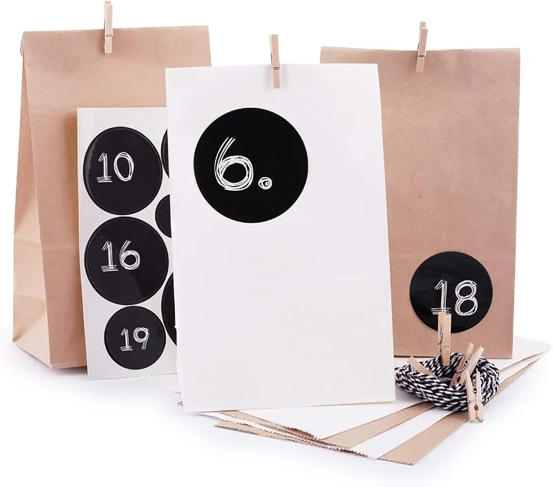 Besuche den pajoma-Store pajoma® Adventskalender zum Befüllen Modern – 24 Kraftpapiertüten in Weiß & Braun – DIY Weihnachtskalender Bastelset mit Zahlenstickern, Schnur & Holzklammern — Advent und Tisch