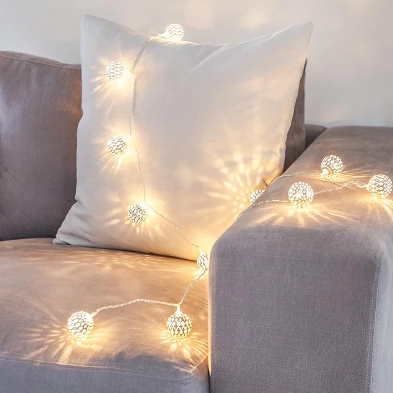 Besuche den Lights4fun-Store Lights4fun 16er LED Lichterkette Marokkanisch silberne Kugel Lichterkette 24V perlweiß — Kerzenlicht Abendessen