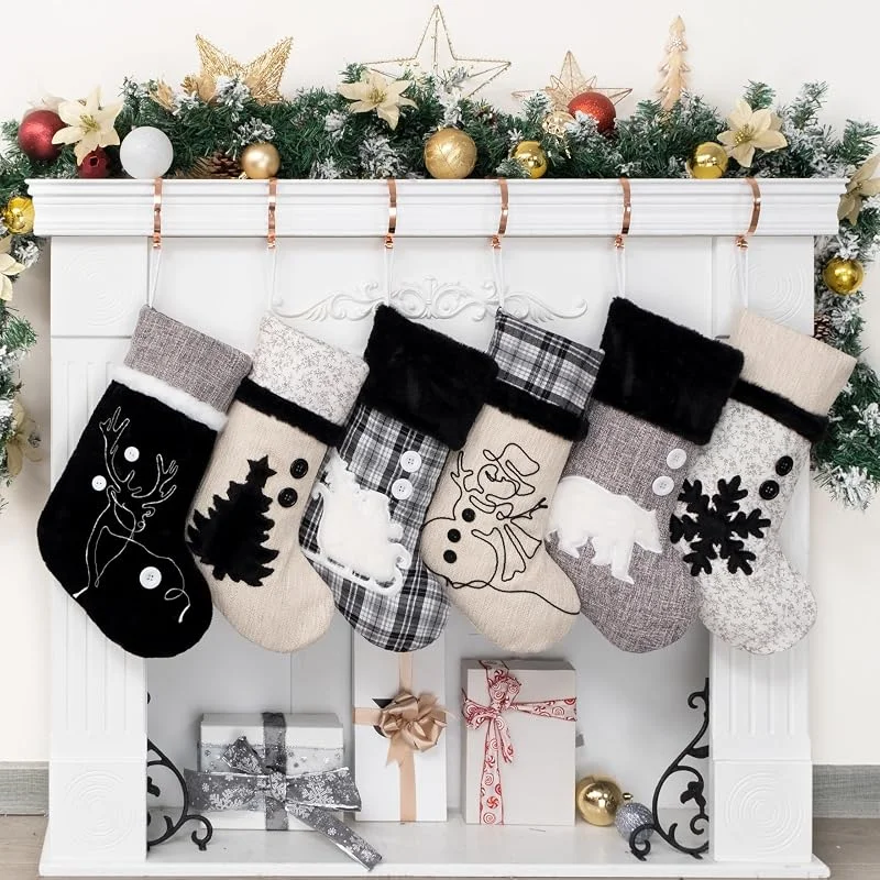 Marke: BHD BEAUTY BHD BEAUTY Weiße und schwarze Stickerei-Weihnachtsstrümpfe-Set, 6 Weihnachtsstrümpfe, Dekoration mit Muster, 50, 8 cm, großer Kamin, hängende Strümpfe für Familie, Urlaub, Weihnachtsfeier — Weihnachtsdeko