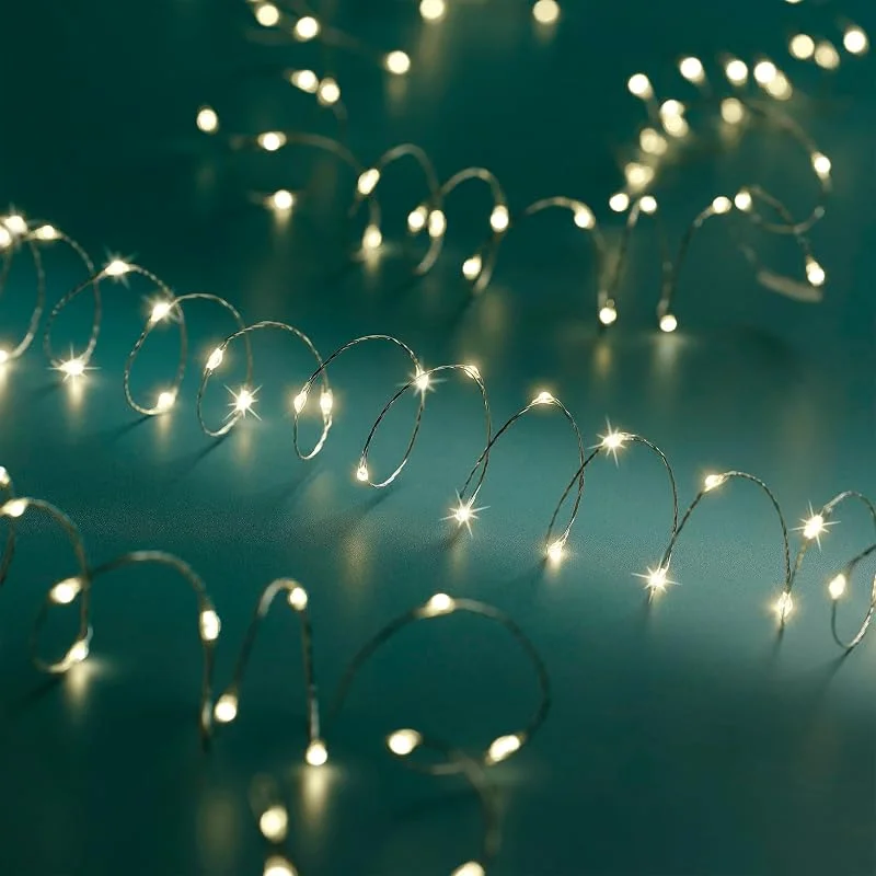 Besuche den Spetebo-Store Spetebo LED Draht Lichterkette 5 m - 100 LED, warmweiß - Deko Beleuchtung für Außen mit 8 Funktionen - Batterie betrieben auf Silberdraht — Weihnachtsbeleuchtung