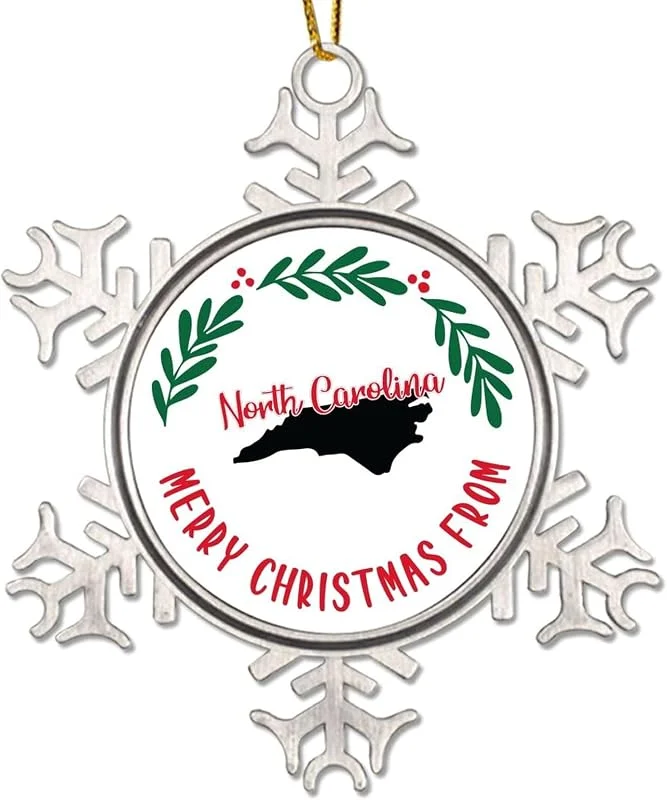 Marke: CowkissSign Merry Christmas From North Carolina Weihnachtsschmuck North Carolina Weihnachtskranz Weihnachtsdekorationen USA North Carolina State Neuheit Metall Schneeflocke Ornamente