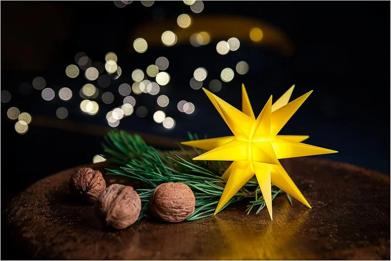 Besuche den Novaliv-Store Novaliv Weihnachtsstern LED Dekostern Klein 8cm GELB mit Batteriefach für 3 AA Batterien 6h Timerfunktion (1, 5m Kabel) INNENRAUM DEKO 3D Stern 18 Zackig Leuchtstern LED Mini Weihnachtsstern beleuchtet — Weihnachtsdeko