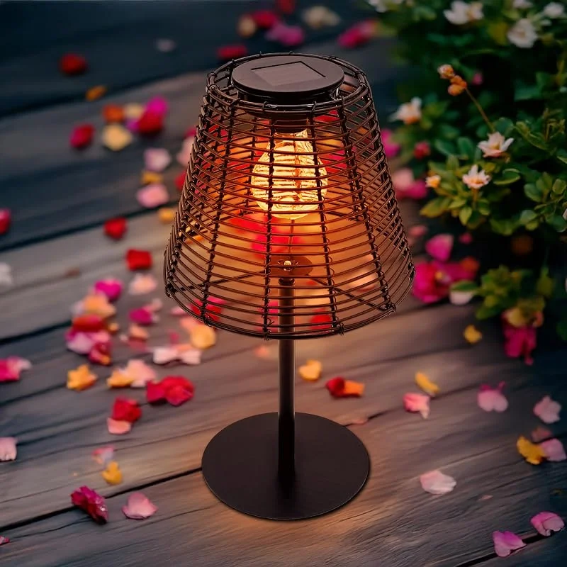 Besuche den Spetebo-Store Spetebo Solar Tischleuchte in Rattan Optik schwarz mit LED Glühbirne - 33 x 20 cm - Gartenlampe warm weiß - Tischlampe Dekoleuchte Solarleuchte Gartenlicht Garten Deko Beleuchtung Balkon Terrasse — Kerzenlicht Abendessen