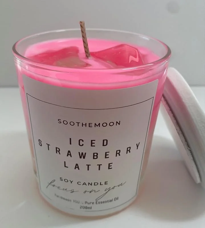 Marke: Generisch Duftkerze, Iced Strawberry Latte, Kerze mit Duft nach frischer Erdbeere. Duftende Kerze im Glas schöne Dekoration, Gastgeschenk, Eiswürfelkerze in neonpink, Hingucker, Geschenk Muttertag — Kerzenlicht Abendessen