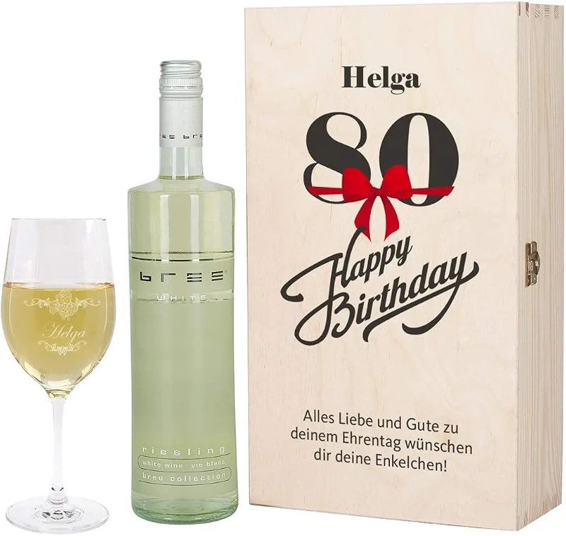 Besuche den Herz & Heim-Store Herz & Heim® Bree Weingeschenk zum 80. Geburtstag mit graviertem Weinglas und Bree Wein zur Auswahl in Weinkiste mit Aufdruck Weiß — Wein und Festtafel