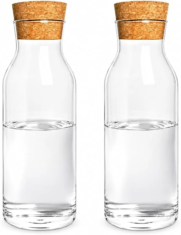 Besuche den Sendez-Store Sendez 2er Set Glaskaraffe mit Korkdeckel – Je 1 Liter Wasserkaraffe aus Borosilikatglas – Hitzebeständige Weinkaraffe & Dekanter für Wasser, Saft, Eistee – Stilvolle Glaskaraffen Tischendekoration — Wein und Festtafel