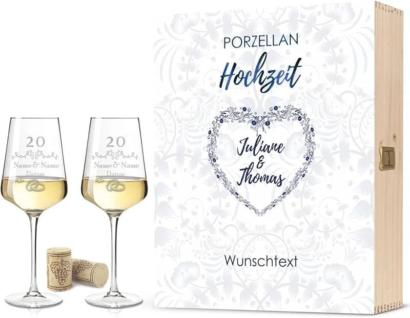 Besuche den GRAVURZEILE-Store GRAVURZEILE Weingläser mit Gravur - Porzellan Hochzeit Design - Personalisiert mit Namen & Datum inkl. Holzkiste - Geschenk zur Hochzeit Verlobung Jahrestag — Wein und Festtafel