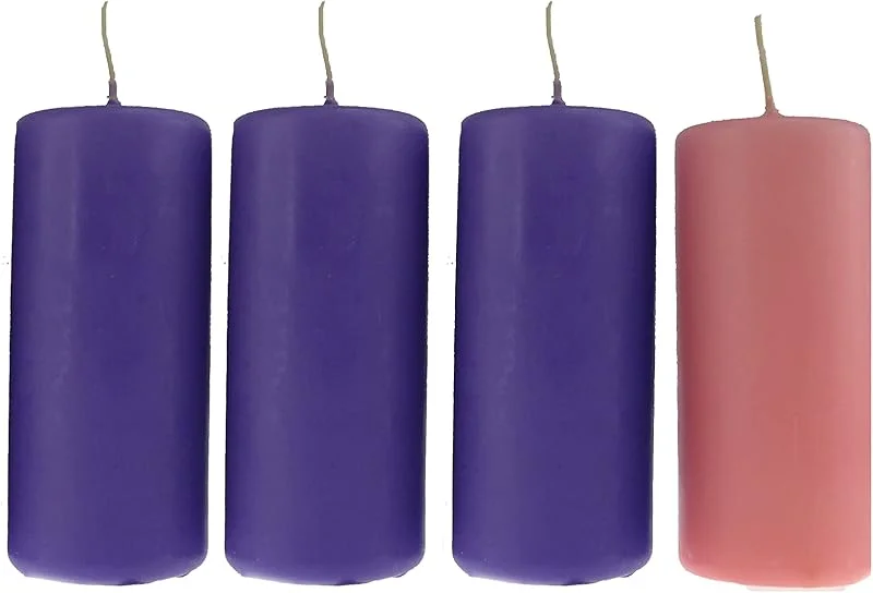 Marke: Cereria Di Giorgio 4 Adventskerzen Ø 5 cm Höhe 12 cm - Gebet in 7 Sprachen im Inneren zur Feier des Erwartens auf das Kommen Christi - Made in Italy Cereria Di Giorgio — Advent und Tisch
