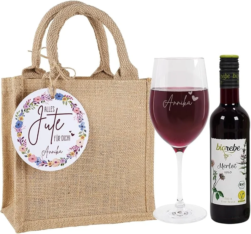 Besuche den Herz & Heim-Store Herz & Heim® Wein-Geschenk mit graviertem Weinglas und Wein zur Auswahl in Jute Geschenktasche Rot, Alles Jute — Wein und Festtafel