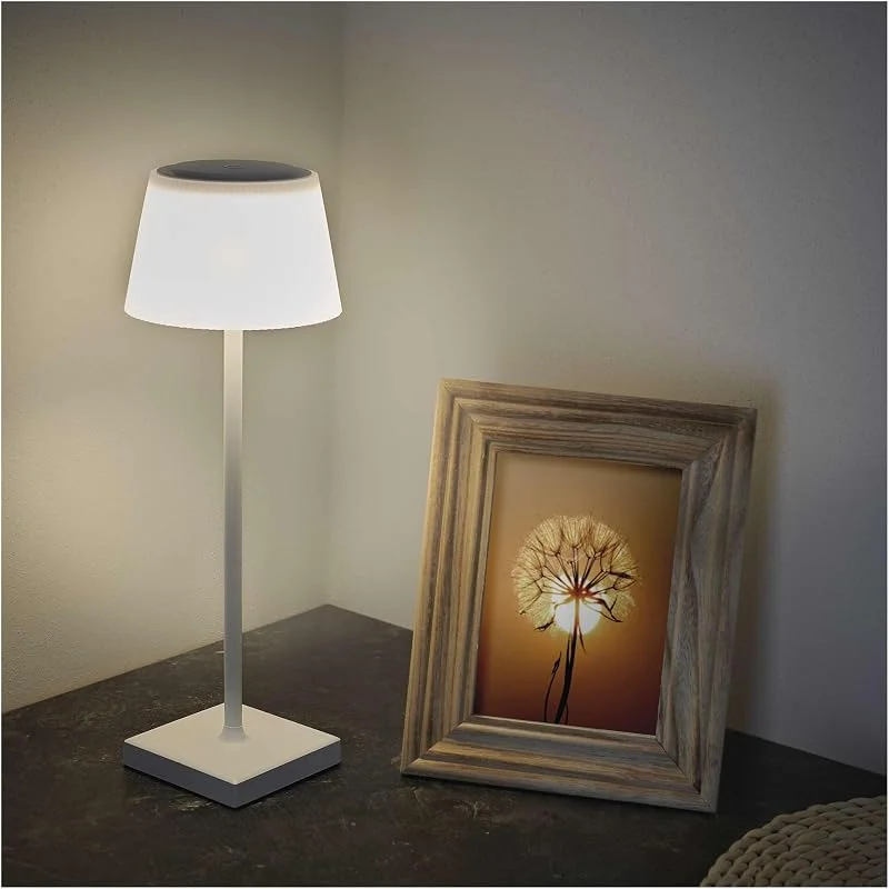 Besuche den EMOS-Store EMOS Akku-Schreibtischlampe KATIE, 4W LED-Tischlampe wasserdicht IP44, USB-Aufladen, 96h Leuchtdauer, Helligkeit 250lm, kabellos, dimmbar, Farbwechsel (3000, 4000, 5000K), 1, 5m USB-Ladekabel, weiß — Kerzenlicht Abendessen
