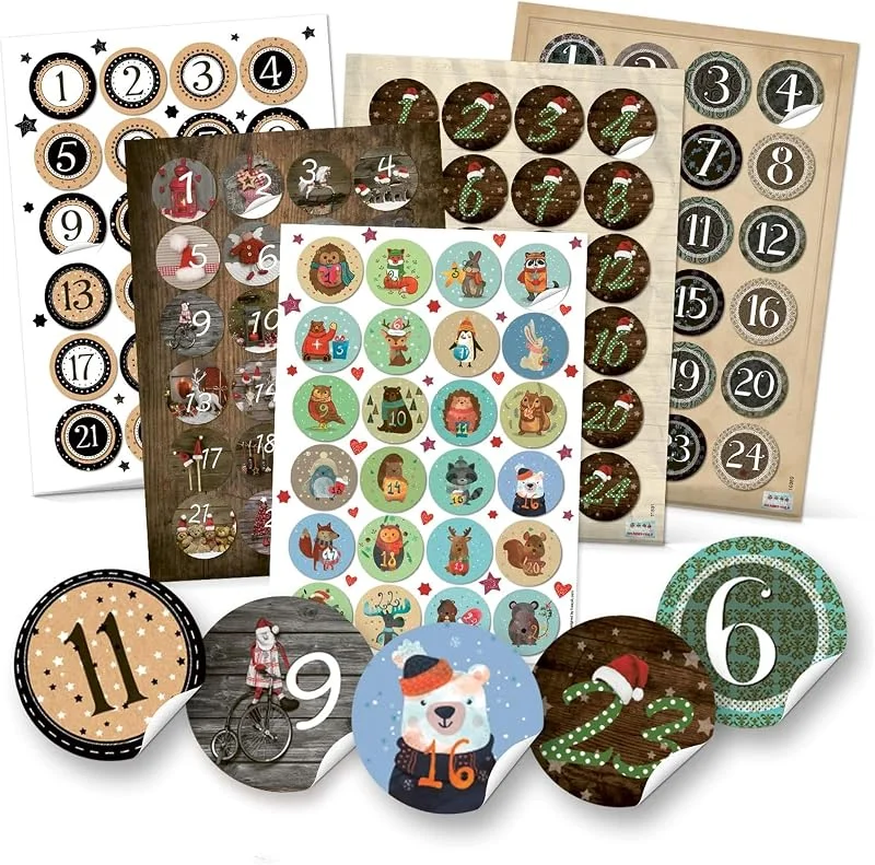 Besuche den Logbuch-Verlag-Store Adventskalender Zahlen Aufkleber, 5 x 24 Stück: Premium Sticker Ziffern Kalender 1 bis 24, Zahlensticker Weihnachten, Adventskalenderzahlen zum Aufkleben, Etiketten Nummern, Ø 4 cm — Geschenkverpackung