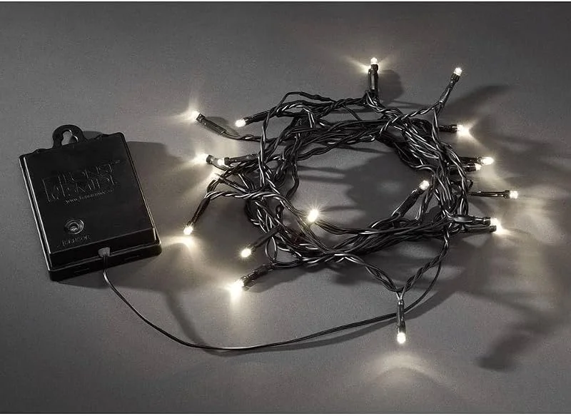 Besuche den Konstsmide-Store Konstsmide LED Lichterkette, mit an, aus Schalter, 6h Timer, 8 Funktionen, Memoryfunktion, 40 warm weiße Dioden, batteriebetrieben, Außen, schwarzes Kabel, schwarze Box, 4 x AA 1.5V (exkl.) - 3724-100 — Weihnachtsbeleuchtung