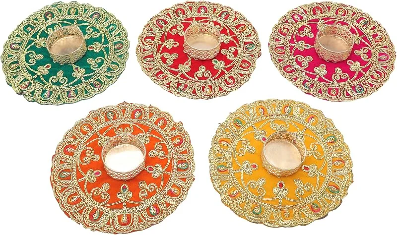 Besuche den Aditri Creation-Store Set mit 5 Matten Aasan Rangoli mit Teelichthalter, Teelichthalter für Zuhause, aus Samtstoff, goldene Stickereien für Festival, Diwali, Dekoration, Dekoration (Größe: 12, 7 cm) (Rot, Grün, Orange, Gelb — Kerzenlicht Abendessen