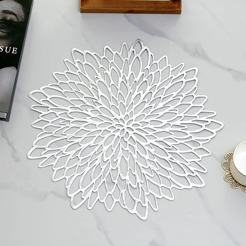 Besuche den Epinki-Store Epinki Weihnachten Tischsets Abwaschbar, 2Pcs Set 38CM Platzsets Abwaschbar Für Weihnachten Blumen Anti-Rutsch aus PVC, Tischuntersetzer Boho Silber für Tisch, Bar — Küche & Haushalt