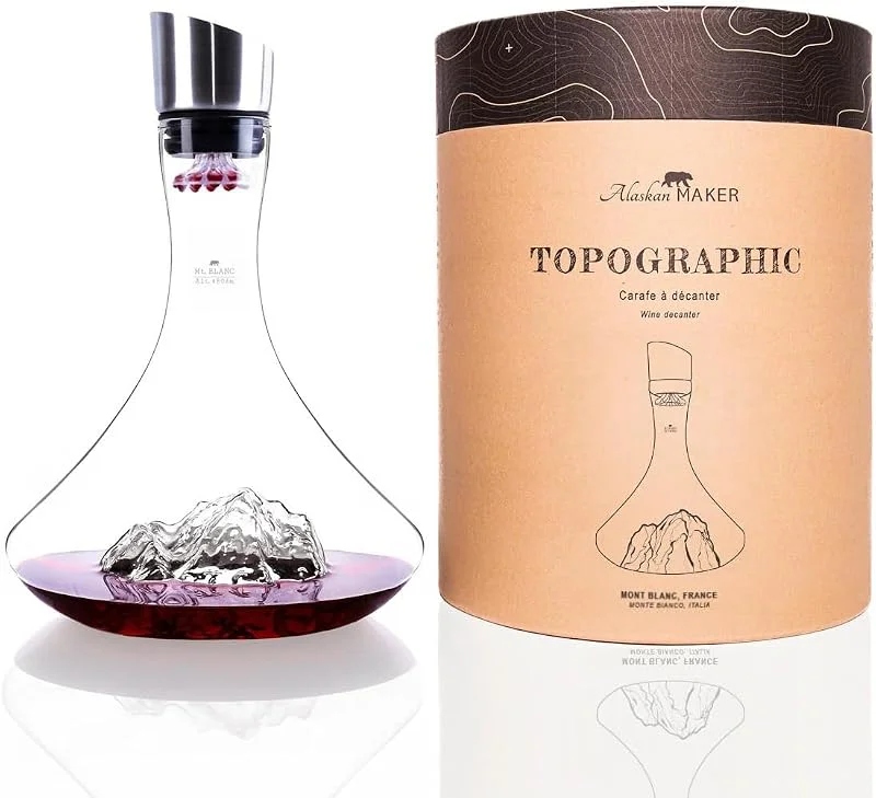 Marke: Alaskan MAKER Alaskan MAKER Weindekanter 1, 8 l – Hochwertiges, mundgeblasenes Kristallglas mit Bergrelief, 3-in-1-Stopfen (Filter, Belüfter und Ausgießer) (Mont Blanc) — Wein und Festtafel