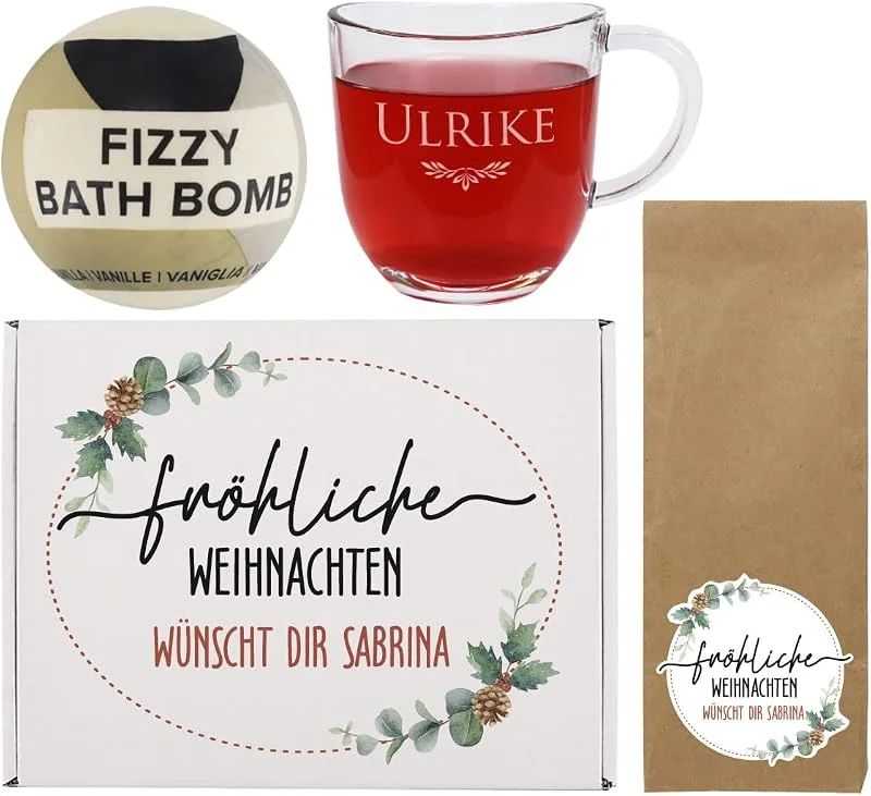 Besuche den Herz & Heim-Store Herz & Heim® Personalisiertes Geschenk-Set mit Teeglas, Teemischung und Badekugel (Weihnachten) — Kerzenlicht Abendessen
