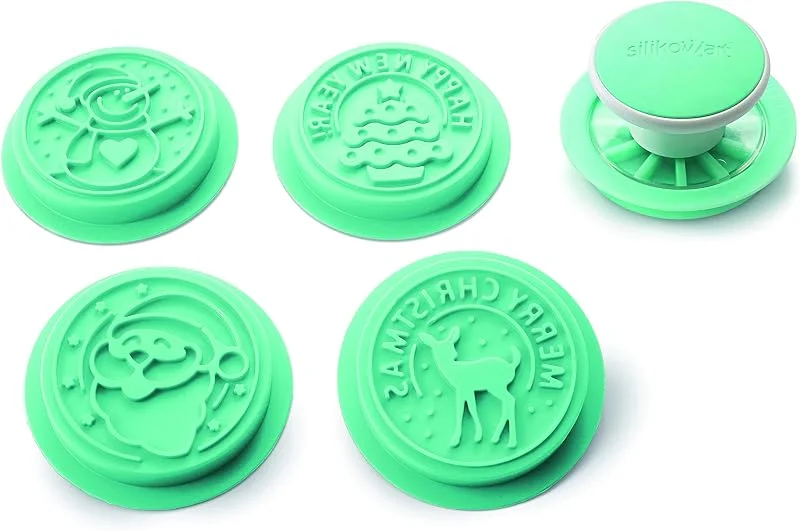 Besuche den silikomart-Store silikomart, Kit Silikon Keksformen XMAS STAMP, Kit Zusammensetzung 1 Transparenter TRITAN™ Ausstecher, 4 Silikonformen, 1 Kochbuch, Ø 87 mm h 16 mm, Made in Italy — Weihnachtskueche