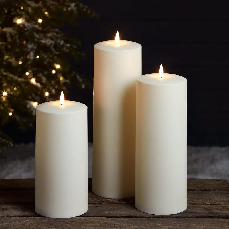 Besuche den Lights4fun-Store Lights4fun 3er Set TruGlow® LED Kerzen Stumpenkerzen mit warmweißer flackernder Flamme und Timer Zeitschaltuhr batteriebetrieben für außen Outdoor Garten Balkon Laterne 20, 25, 30cm [Energieklasse A++] — Kerzenlicht Abendessen