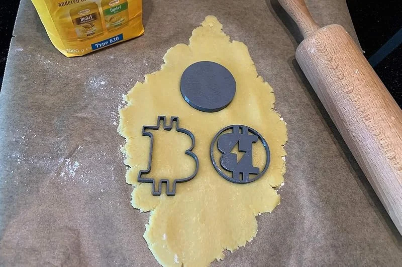 Besuche den Axis Line-Store Axis Line Bitcoin Keksausstecher 3er-Set – Ausstecher & Plätzchen — Weihnachtskueche