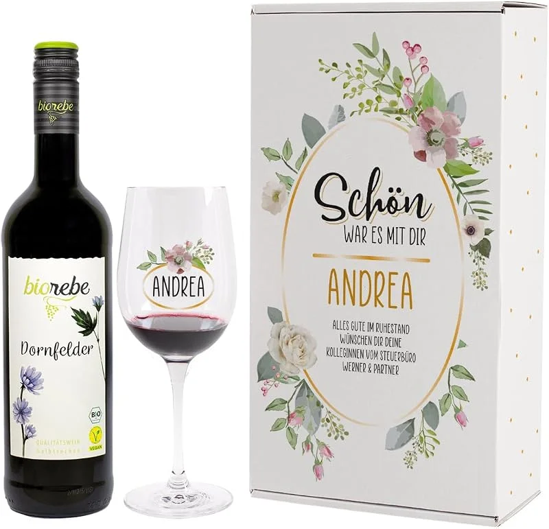 Besuche den Herz & Heim-Store Herz & Heim® Biorebe Bio-Wein halbtrocken (0.75l) Abschieds-Geschenk mit persönlichen Aufdruck Rot — Wein und Festtafel