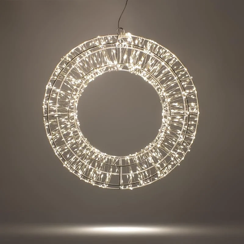 Besuche den Spetebo-Store Spetebo LED Metallkranz silber mit 960 LED in warm weiß - 36 cm - Türkranz beleuchtet mit Timer - Metall Tür Hänge Kranz Deko Beleuchtung für Außen — Weihnachtsbeleuchtung