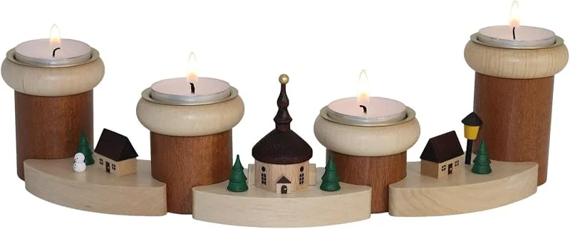 Marke: Kunsthandwerk Ullrich Adventsteelichthalter Modularer Adventskranz mit Seiffener Kirche, Häusern und Schneemann BxH 32x8cm NEU Teelichtkranz Weihnachtsdorf Lichterkirche Adventsdeko Dorfensemble Holzleuchter Modular — Advent und Tisch