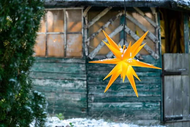 Besuche den Novaliv-Store Novaliv Weihnachtsstern beleuchtet LED Dekostern 55cm GELB hochwertiger Kunststoffstern mit Timer Funktion 3D Stern 18 Zackig Leuchtstern Faltstern Weihnachtslicht Winterbeleuchtung 3D Stern — Weihnachtsdeko