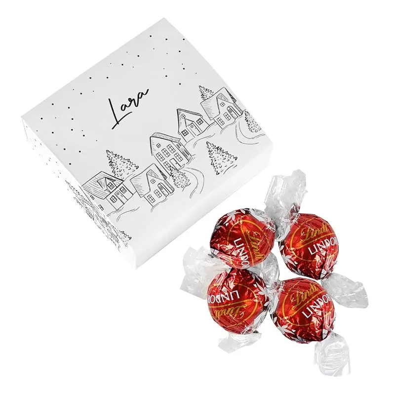 Besuche den Herz & Heim-Store Herz & Heim® Geschenk-Schachtel mit 4 Pralinen und weihnachtlichem Motiv, Wunschname, Kleine Aufmerksamkeit verschneites Dorf — Geschenkverpackung