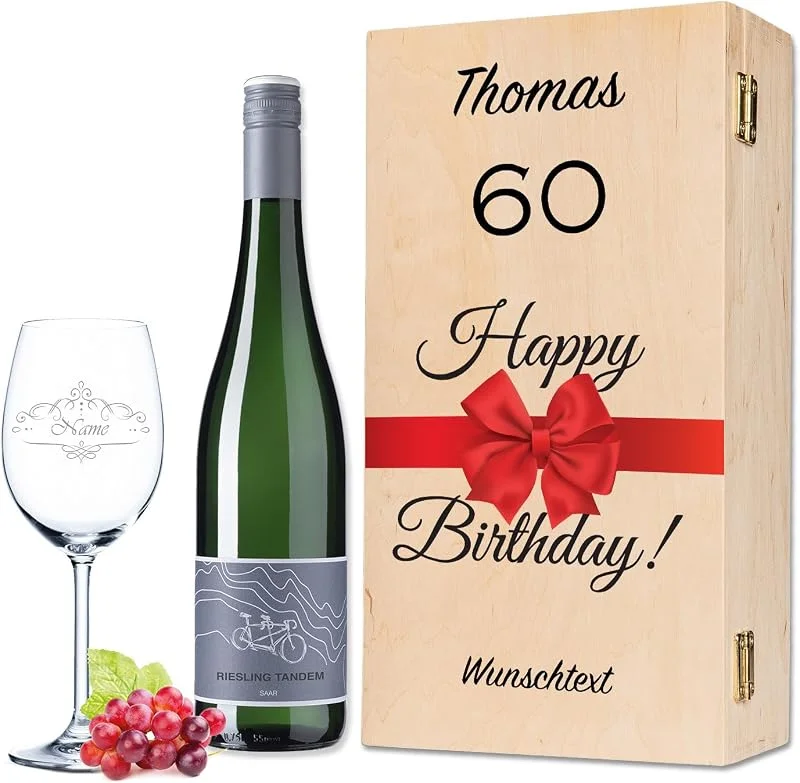 Besuche den GRAVURZEILE-Store GRAVURZEILE Weinglas mit Gravur - Happy Birthday 60 Jahre - Personalisiert mit Name & Text - inkl. Holzkiste & Flasche Wein von Riesling Tandem - Geschenk Set zum 60. Geburtstag für Sie & Ihn — Wein und Festtafel