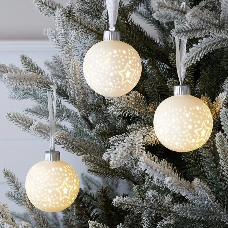 Besuche den Lights4fun-Store Lights4fun 3X LED Keramik Weihnachtskugeln weiß mit Sternmuster warmweiß Batterie Christbaumkugeln — Weihnachtsdeko